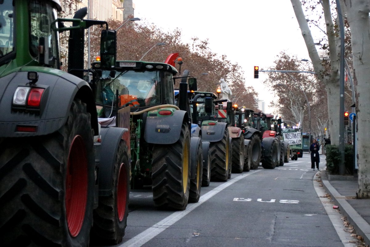 Los tractores detenidos en la Gran Via comienzan la marcha hacia la Gran Via (Albert Hernández, ACN)