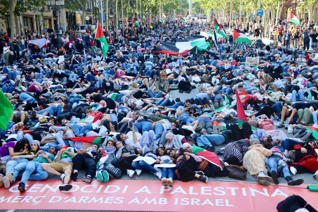 Els manifestants estirats a terra a Passeig de Gràcia per condemnar el “genocidi” a Gaza (Mar Martí, ACN)