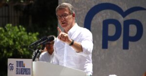 El líder del PP, Alberto Núñez-Feijóo, durante una intervención en un mitin electoral (Blanca Blay, ACN)