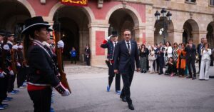 El nuevo presidente del Parlament, Josep Rull, pasa revista a la guardia de honor de los Mossos d'Esquadra (Jordi Borràs, ACN)