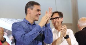 El president del Govern d'Espanya, Pedro Sánchez, i el primer secretari del PSC, Salvador Illa, aplaudint abans de començar el míting a l'Hospitalet de Llobregat (Marta Sierra, ACN)