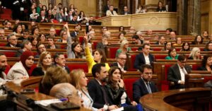 La portaveu del grup parlamentari d'ERC, Marta Vilalta, marcant amb la mà el vot contrari a les esmenes a la totalitat als pressupostos mentre la portaveu del grup de Junts, Mònica Sales, marca el vot a favor (Arnau Martín, ACN)
