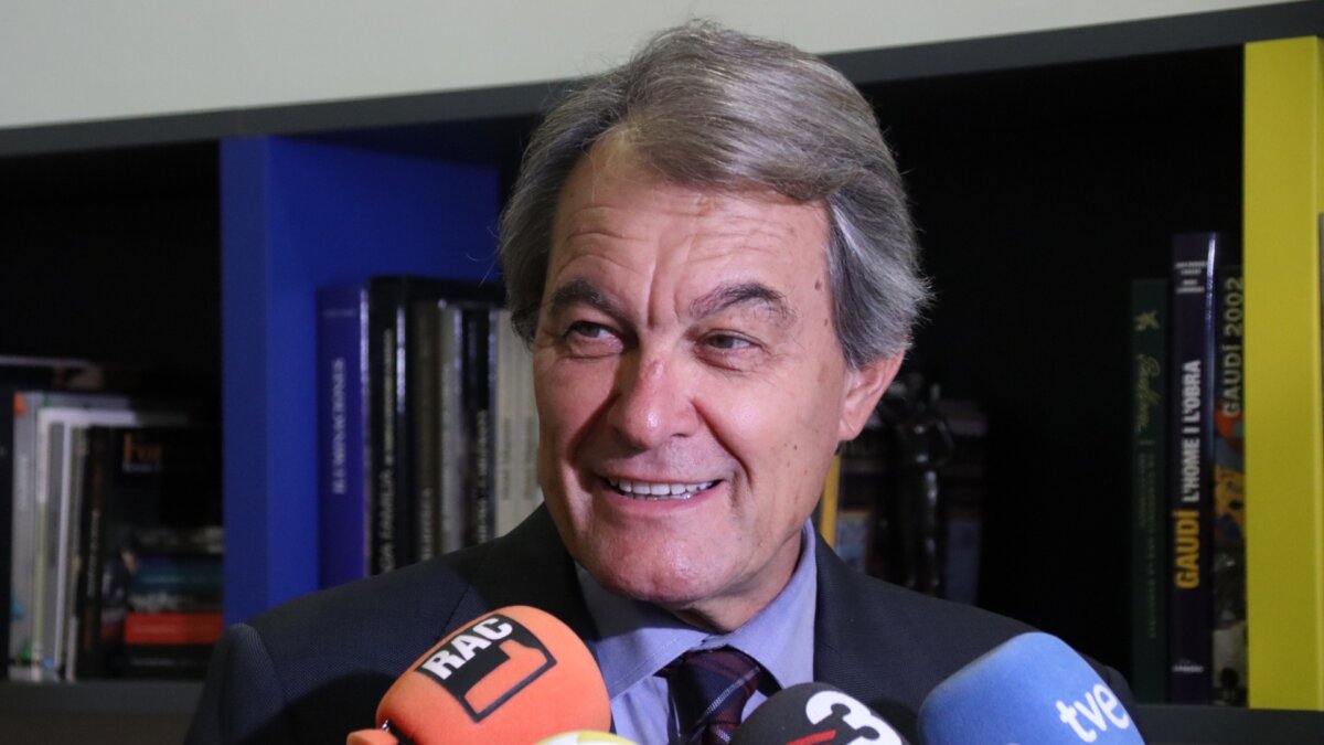 El expresidente de la Generalitat Artur Mas atendiendo a los medios desde su oficina (Mariona Puig, ACN)