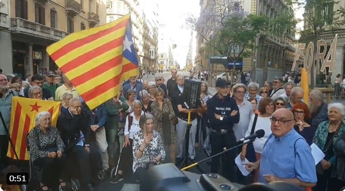 Manuel Delgado davant la Comissaria de Via Laietana envoltat d’estelades