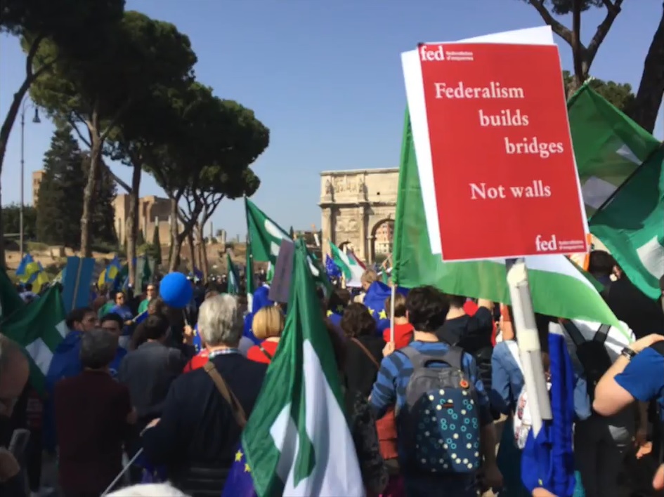Membres de Federalistes d’Esquerres en una manifestació a Roma per una Europa solidària i sense fronteres