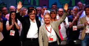 Salvador Illa y Antoni Poveda saludan en la 15ª Asamblea de la Federación del PSC del Baix Llobregat (Jordi Bataller, ACN)