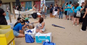 Voluntarios participan este sábado en la recogida de residuos en las playas de Barcelona (Ayuntamiento de Barcelona)