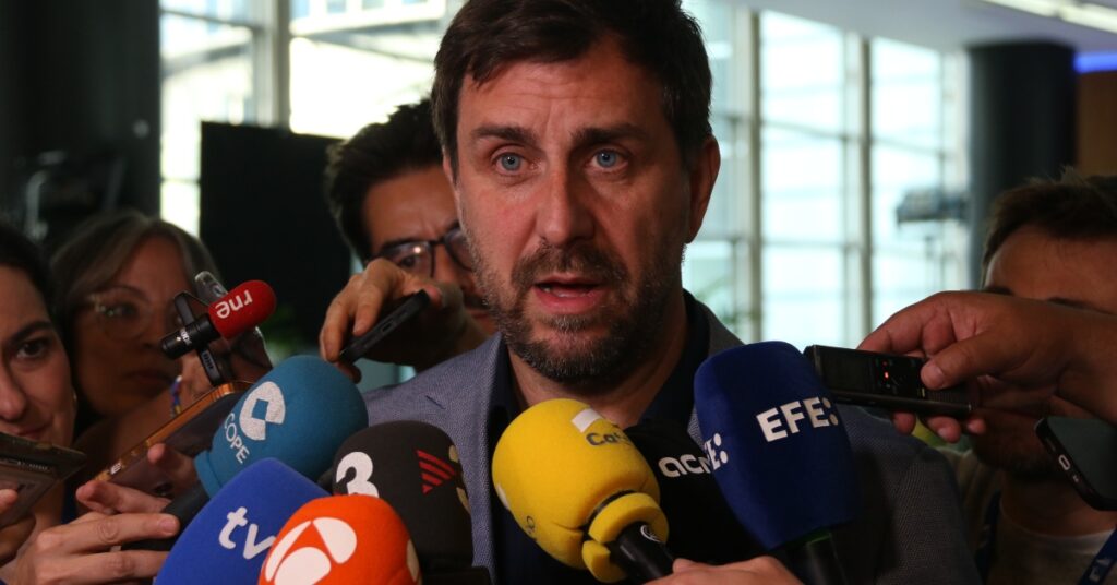 El candidato de Junts, Toni Comín, durante una atención a los medios en el Parlamento Europeo de Bruselas (Albert Cadanet, ACN)