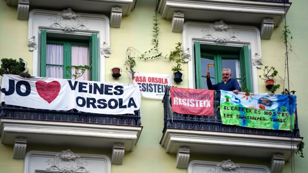 Balcones de la Casa Orsola con pancartas contra el desahucio de los pisos del bloque (Joan Mateu Parra, ACN)