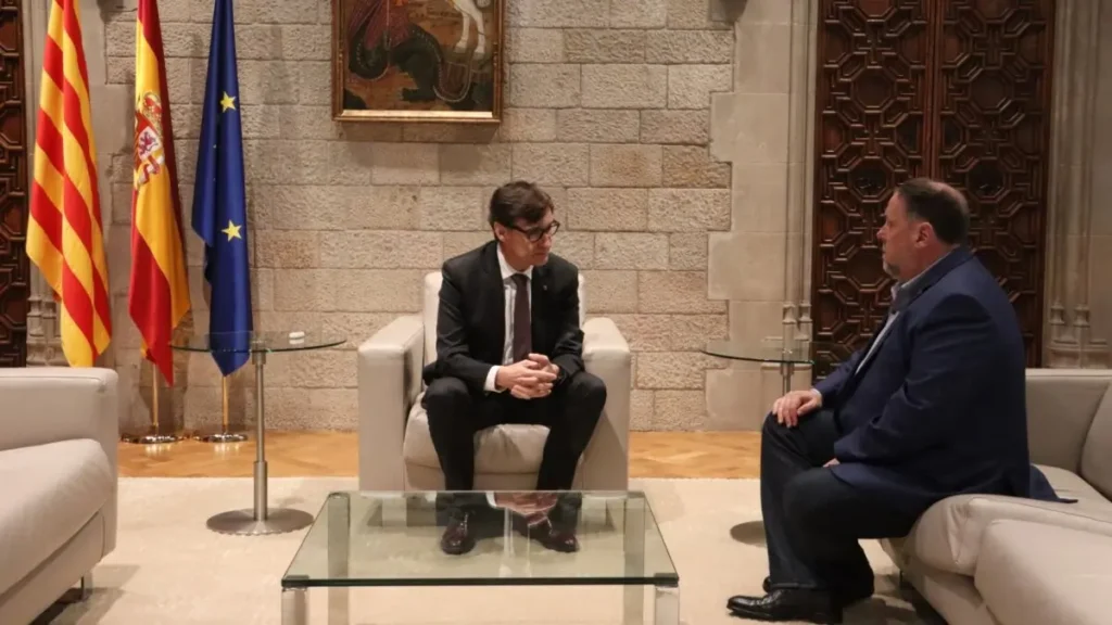 Reunión del presidente de la Generalitat, Salvador Illa, y el de ERC, Oriol Junqueras, en el Palau de la Generalitat (Laura Fíguls, ACN)