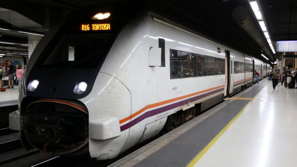 Un tren de la R16 hacia Tortosa a punto de salir de la estación de Sants, en el primer día de corte en Roda de Berà (Neus Bertola y Jordi Bataller, ACN)